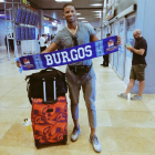 Jasiel Rivero posa con la bufanda del San Pablo nada más aterrizar en Barajas, ayer,-TWITTER / @JASIELRIVERO14