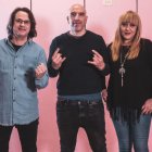 Javier Castro (centro) junto a Peri y Daría Ras, integrantes de la mítica banda de rock burgalesa Frío. VÍCTOR SAIZ RIOCEREZO