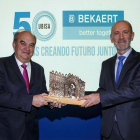 Andrés Hernando entrega el premio a Gustavo Lorenzo, director de Ubisa. TOMÁS ALONSO