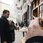 Personas fumando en la vía pública. Cada vez son más los que dejan el hábito.-R. O.