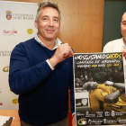 Miguel Ángel Manso y Manuel Vadillo, directivo y presidente del Aparejadores RC, posan con el cartel de la campaña de socios. TOMÁS ALONSO