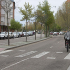 La acera de la derecha de la calle Obdulio Fernández recuperará plazas de aparcamiento en julio.-RAÚL OCHOA