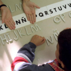 Un alumno disléxico forma letras con plastilina.-Bernabé Cordón