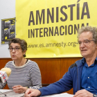 Teresa Reyes y Carlos Sancho, de Amnistía Internacional Burgos. SANTI OTERO