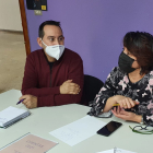 El concejal de Podemos, Andrés Gonzalo, charla con su compañera, Mª Ángeles Pizarro