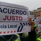 Concentración de policías locales de Burgos antes del pleno municipal. SANTI OTERO