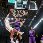 Kravic tapona a Pappas en el partido de los cuartos de final de Basketball Champions League disputado en Atenas. FIBA