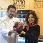 Gema Fernández y Javier Estévez con un corazón de potro hispano bretón de Burgos en la cita de ayer en el evento culinario madrileño.-ECB