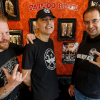 Andrés Calleja (Tatoo Rock), Augusto Martínez e Íñigo Ortúñez, integrantes de Burgos Heavy Metal, junto a un cartel del concierto de H.E.A.T. SANTI OTERO