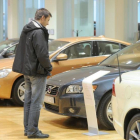 Un cliente observa vehículos en un concesionario de la ciudad. ECB