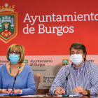 Dolores Ovejero, concejala delegada de Consumo, y Luis Morcillo, director de la OMIC, durante la rueda de prensa. TOMÁS ALONSO