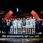 La plantilla del Hereda San Pablo posa tras recoger su medalla de subcampeón. FIBA