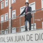 Juan Francisco Seco, director gerente del San Juan de Dios, en la entrada del centro.-ISRAEL L. MURILLO