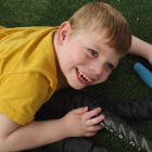 Lucas, de cinco años, tiene síndrome de Angelman, una enfermedad rara. En la imagen, durante una de sus sesiones de fisioterapia. ECB