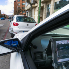 Un agente sostiene la pantalla del radar móvil durante un operativo de vigilancia de la velocidad en las calles de Burgos. TOMÁS ALONSO