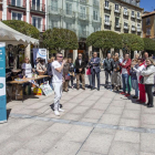 La asociación instaló una carpa en la Plaza Mayor, donde se leyó el manifiesto y se disfrutó de un rap reivindicativo.-SANTI OTERO