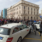 Varios ciclistas cortan el tráfico al comienzo de la calle Vitoria. ECB