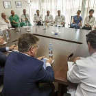 Imagen de la reunión con la subcomisión de quirófanos del HUBU con el consejero de Sanidad..-SANTI OTERO