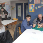 Varios usuarios de Prosame juegan a las cartas y dibujan ayer en las instalaciones de la asociación.-ISRAEL L. MURILLO