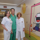 El pediatra José Manuel Merino y las enfermeras Concepción Delgado y Anabella Arribas realizan este ensayo clínico.-ISRAEL L. MURILLO