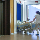 Un burgalés espera desde octubre de 2019 una operación de cadera en el HUBU. RAÚL G. OCHOA