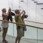Turistas en el interior del Museo de la Evolución.-RAÚL G. OCHOA