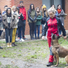 Los alumnos desplazados desde Madrid pudieron comprobar la interrelación de los perros con los miembros del GREM, relación imprescindible para lograr que el trabajo tenga éxito.-ISRAEL L. MURILLO