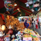 Uno de los puestos del mercado medieval ubicado entre la Plaza del Rey San Fernando y el Espolón.-ISRAEL L. MURILLO