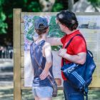 Dos turistas observan un cartel informativo sobre el Castillo. ISRAEL L. MURILLO