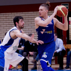 Peciukevicius protege el balón ante Ros, ayer, en el Joan Busquets.-CARLA SAM