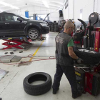Loa talleres legales ascienden  a  420 negocios oficiales dedicados especializados en coches y otros vehículos como tractores o autobuses.-ISRAEL L. MURILLO