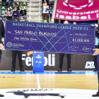 El CEO de la Basketball Champions League, Patrick Comninos, entrega a Félix Sancho, presidente del Hereda San Pablo, el cheque como vencedor del torneo continental en la temporada 20-21. B. B. HOJAS / SPB