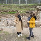 Rosario Pérez Pardo y Fabiola Monzón en la excavación de la iglesia de San Román. SANTI OTERO