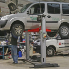 Un mecánico revisa en un taller un vehículo comercial.-RAÚL G. OCHOA