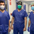 Los doctores Bárcena, Salvat y Rojo durante un turno de trabajo en el Hospital Recoletas. ECB