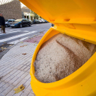 Contenedor de sal preparado para las inclemencias invernales en la calle Vitoria, frente a Hacienda. TOMÁS ALONSO