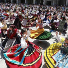 Decenas de burgaleses uniformados con sus trajes regionales bailan la jota en medio de la plaza.-RAÚL G. OCHOA