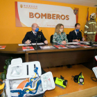 Julio Estébanez, Blanca Carpintero y Miguel Ángel Extremo, ayer, durante la presentación de la memoria anual de los Bomberos de Burgos. TOMÁS ALONSO