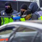 El jubilado de Miranda de Ebro es conducido por la Policía al interior de un coche policial. ICAL