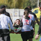 Álvaro González lanza un mensaje de tranquilidad mientras abandona el terreno de juego en camilla en el descanso del partido de ayer.-RAÚL OCHOA