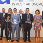 Rica, Sobremonte, García Romera y Benavente posan con los galardonados en esta edición de los premios a la pequeña empresa.-ISRAEL L. MURILLO