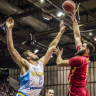 Kravtsov puntea el lanzamiento de Dubljevic en el partido disputado ayer en Niksic, Montenegro.-FIBA