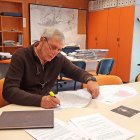 Alfonso Sanz, revisando ayer el borrador actualizado del PGOU.-L. V.