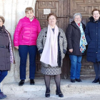De izquierda a derecha, Mila, Águeda, Ángela, Celia y Sara posan en la puerta de la Iglesia.-L.V.