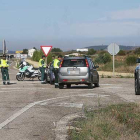 Imagen del control realizado por la GuardiaCivil en el cruce de San Medel, en la N-120.-RAÚL G. OCHOA