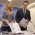Carolina Blasco y Gonzalo Andrés López muestran el libro-catálogo que recoge el contenio de la exposición ‘Burgos, Ciudad industrial’.-RAÚL G. OCHOA