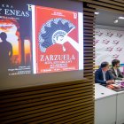 Óscar Martínez (Fundación Caja de Burgos), Pedro Bartolomé (director) y Rosario Pérez Pardo (IMC) presentan la primera temporada lirica de Burgos. TOMÁS ALONSO