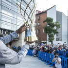 Sakho ofrece el trofeo conquistado a la afición reunida de forma espontánea en el Forum, ayer. SANTI OTERO