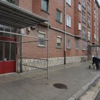 Cada portal amaneció ayer con un andamio ya que se están iniciando los trabajos en las cornisas.-ISRAEL L. MURILLO