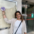 Aída Estrella Paredes, concejala de Igualdad y Mujer, posa con la pegatina que identifica los puntos violeta. ECB